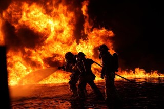 消防队员在救火背景图片